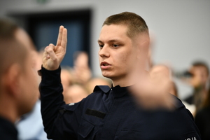 Policjant składa ślubowanie.