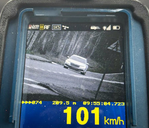 Urządzenie do pomiaru prędkości wskazujące prędkość 101 kilometrów na godzinę.