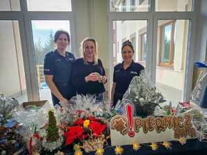 Policjanci i wolontariusze podczas kiermaszu.