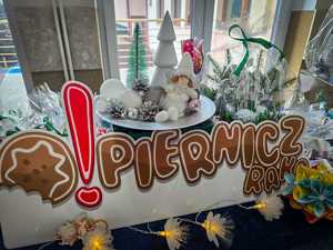 Policjanci i wolontariusze podczas kiermaszu.