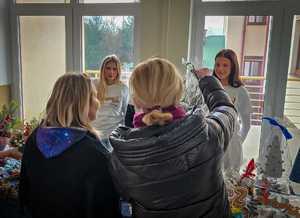 Policjanci i wolontariusze podczas kiermaszu.