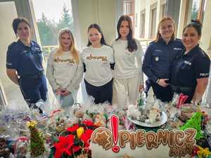 Policjanci i wolontariusze podczas kiermaszu.