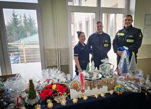 Policjanci i wolontariusze podczas kiermaszu.