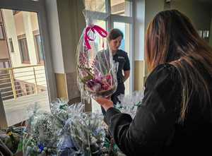 Policjanci i wolontariusze podczas kiermaszu.