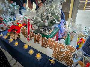 Policjanci i wolontariusze podczas kiermaszu.