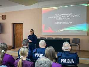 Policjanci prowadzą debatę społeczną.