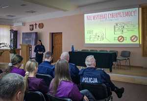 Policjanci prowadzą debatę społeczną.