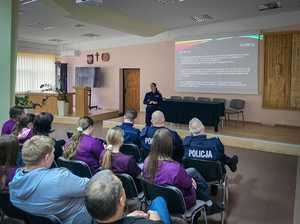 Policjanci prowadzą debatę społeczną.