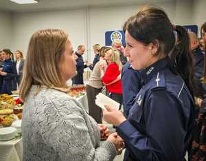 Policjanci podczas spotkania wigilijnego.