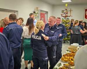 Policjanci podczas spotkania wigilijnego.