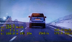 Zdjęcie z videorejetratora pokazujące pomiar prędkości.