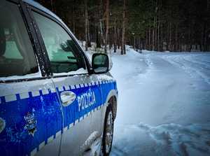 Napis policja na radiowozie.