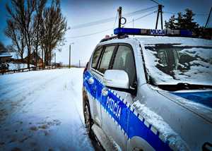 Radiowóz na ośnieżonej drodze.