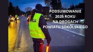 Policjantka z latarką w ręku obok napis podsumowanie 2025 roku na drogach powiatu sokólskiego