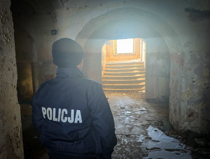 Policjant sprawdza pustostan