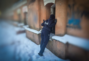 Policjant sprawdza pustostan