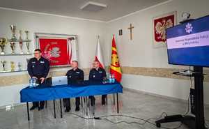 Policjanci omawiają prezentację.