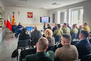 Policjanci omawiają prezentację.