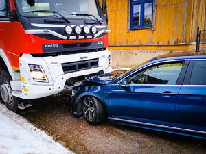 Zderzenie samochodu z wozem strażackim.