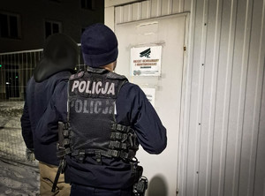 Policjant z mężczyzną przy poczekalni.