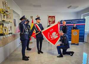 Policjanci podczas przekazania jednostki
