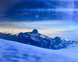 Auto na dachu w przydrożnym rowie.