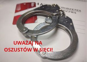 Kajdanki i karta płatnicza oraz napis uważaj na oszustów w sieci.