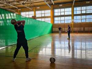 Uczniowie wykonują próby testu sprawności do policji