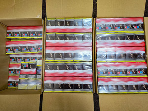 Paczki papierosów w pudełkach kartonowych