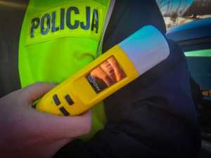 Urządzenie do badania trzeźwości ręku policjanta.