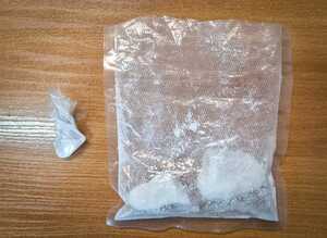 biały zbrylony proszek w foliowych torebkach