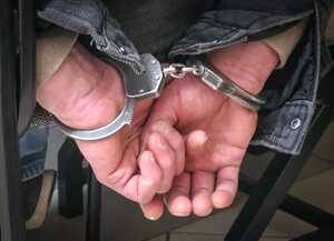 Kajdanki na rękach mężczyzny