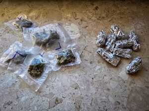 Woreczki z suszem i zawiniątka foliowe.