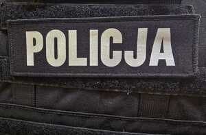 Napis policja na czarnej kamizelce