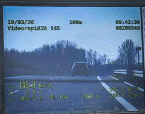 Zdjęcia pojazdów przekraczających prędkość z urządzeń pomiarowych