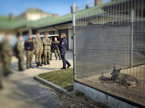 Uczniowie klas mundurowych podczas dnia otwartego komendy.
