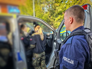 Uczniowie klas mundurowych podczas dnia otwartego komendy.