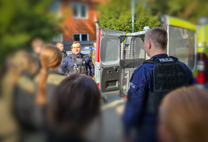 Uczniowie klas mundurowych podczas dnia otwartego komendy.