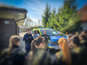 Uczniowie klas mundurowych podczas dnia otwartego komendy.