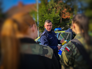 Uczniowie klas mundurowych podczas dnia otwartego komendy.