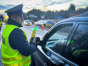 Policjanci badają trzeźwość kierowców.