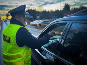 Policjanci badają trzeźwość kierowców.
