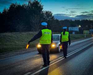 Policjanci badają trzeźwość kierowców.