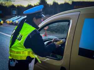 Policjanci badają trzeźwość kierowców.