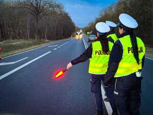 Policjanci badają trzeźwość kierowców.