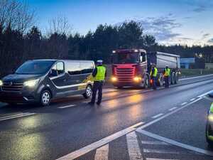Policjanci badają trzeźwość kierowców.