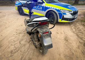 Radiowóz policyjny i motorower.