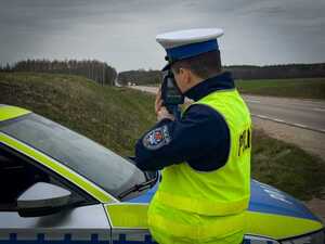 Policjant mierzy prędkość pojazdów.