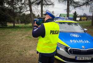 Policjant mierzy prędkość pojazdów.
