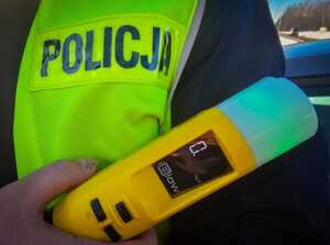 Napis Policja i urządzenie do badania tzreźwości.
